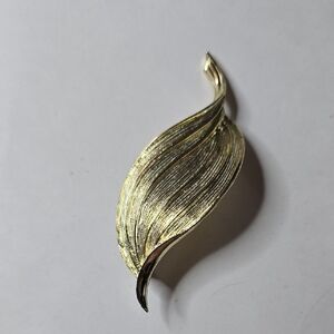 Gold Leaf-Style Women's Brooch Pin